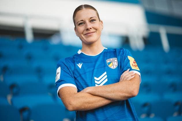 Team shooting FC Carl Zeiss Jena Women for the 2024 2025 season in the Google Pixel Womens Bundesliga on 07 08 2024 in the ad hoc Arena in the Ernst Abbe Sportfeld Jena Player Anja Heuschkel Jena , portrait, with smile on the stands ad hoc Arena in the Ernst Abbe Sportfeld