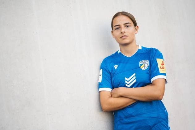 Team shooting FC Carl Zeiss Jena Women for the 2024 2025 season in the Google Pixel Womens Bundesliga on 07 08 2024 in the ad hoc Arena in the Ernst Abbe Sportfeld Jena Player Lisa Gora Jena , portrait, with crossed arms ad hoc Arena in the Ernst Abbe Sportfeld