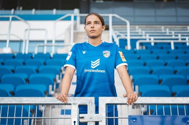 Team shooting FC Carl Zeiss Jena Women for the 2024 2025 season in the Google Pixel Womens Bundesliga on 07 08 2024 in the ad hoc Arena in the Ernst Abbe Sportfeld Jena Player Lisa Gora Jena , portrait, at the grandstand entrance ad hoc Arena in the Ernst Abbe Sportfeld