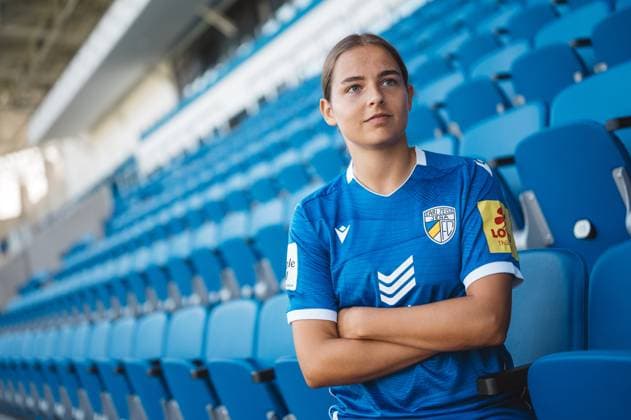 Team shooting FC Carl Zeiss Jena Women for the 2024 2025 season in the Google Pixel Womens Bundesliga on 07 08 2024 in the ad hoc Arena in the Ernst Abbe Sportfeld Jena Player Lisa Gora Jena , portrait, with folded arms in the stands ad hoc Arena in the Ernst Abbe Sportfeld