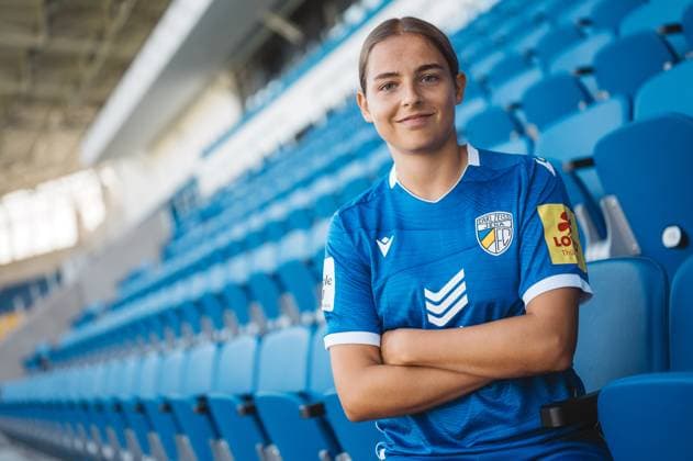 Team shooting FC Carl Zeiss Jena Women for the 2024 2025 season in the Google Pixel Womens Bundesliga on 07 08 2024 in the ad hoc Arena in the Ernst Abbe Sportfeld Jena Player Lisa Gora Jena , portrait, with folded arms in the stands ad hoc Arena in the Ernst Abbe Sportfeld