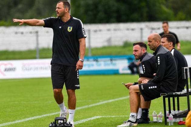 Kristopher Fetz coach FC Düren gives instructions, gesticulates, gesticulate with arms, gives instructions, gesticulate, 04 08 2024, Düren Germany , Soccer, Regionalliga West, 1 FC Düren Fortuna Düsseldorf II xmhx