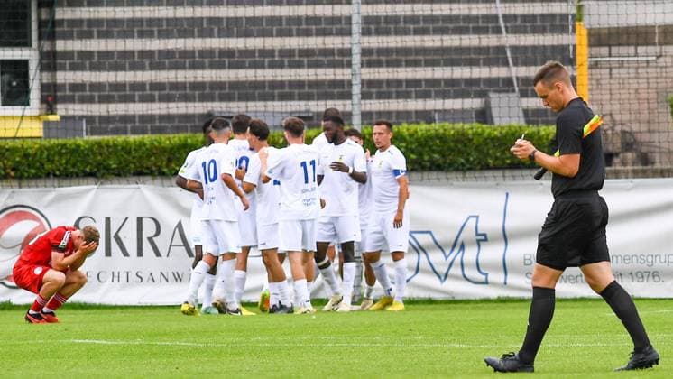 The team of FC Düren cheer about a goal, jubilation, goal celebration, celebrate the goal, goal, celebration, jubilation about the goal, optimistic, action, 04 08 2024, Düren Germany , Football, Regionalliga West, 1 FC Düren Fortuna Düsseldorf II xmhx