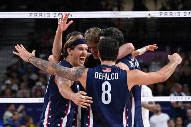 Semi finals - DEFALCO Torey ( 8 - USA ) and USA players celebrate during the 2024 Olympics Games match between Italy and France at Arena Paris Sud on August 07, 2024 in Paris, France. ( Photo by federico pestellini DPPI Panoramic ) - JO 2024 : VOLLEY Italie vs France - Jeux Olympiques 2024 - Paris2024 - Paris - 07 08 2024 DPPI Panoramic 