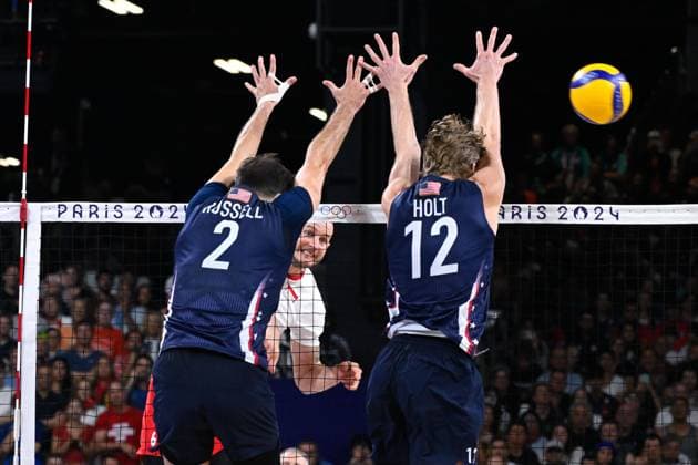 Semi finals - KUREK Bartosz ( 6 - Poland ) , RUSSELL Aaron ( 2 - USA ) and HOLT Maxwell ( 12 - USA ) during the 2024 Olympics Games match between Poland and United States at Arena Paris Sud on August 07, 2024 in Paris, France. ( Photo by federico pestellini DPPI Panoramic ) - JO 2024 : VOLLEY Pologne vs Etats Unis - Jeux Olympiques 2024 - Paris2024 - Paris - 07 08 2024 DPPI Panoramic 
