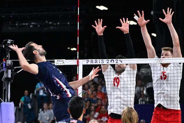 Semi finals - RUSSELL Aaron ( 2 - USA ) , JANUSZ Marcin ( 19 - Poland ) and KOCHANOWSKI Jakub ( 15 - Poland ) during the 2024 Olympics Games match between Poland and United States at Arena Paris Sud on August 07, 2024 in Paris, France. ( Photo by federico pestellini DPPI Panoramic ) - JO 2024 : VOLLEY Pologne vs Etats Unis - Jeux Olympiques 2024 - Paris2024 - Paris - 07 08 2024 DPPI Panoramic 
