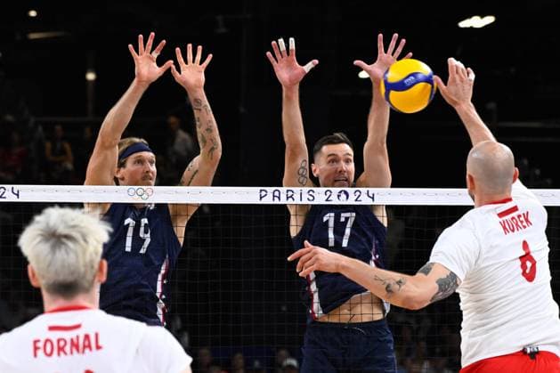 Semi finals - KUREK Bartosz ( 6 - Poland ) , AVERILL Taylor ( 19 - USA ) and JAESCHKE Thomas ( 17 - USA ) during the 2024 Olympics Games match between Poland and United States at Arena Paris Sud on August 07, 2024 in Paris, France. ( Photo by federico pestellini DPPI Panoramic ) - JO 2024 : VOLLEY Pologne vs Etats Unis - Jeux Olympiques 2024 - Paris2024 - Paris - 07 08 2024 DPPI Panoramic 