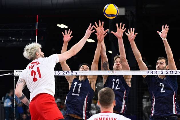 Semi finals - FORNAL Tomasz ( 21 - Poland ) , DEFALCO Torey ( 11 - USA ) , HOLT Maxwell ( 12 - USA ) and RUSSELL Aaron ( 2 - USA ) during the 2024 Olympics Games match between Poland and United States at Arena Paris Sud on August 07, 2024 in Paris, France. ( Photo by federico pestellini DPPI Panoramic ) - JO 2024 : VOLLEY Pologne vs Etats Unis - Jeux Olympiques 2024 - Paris2024 - Paris - 07 08 2024 DPPI Panoramic 