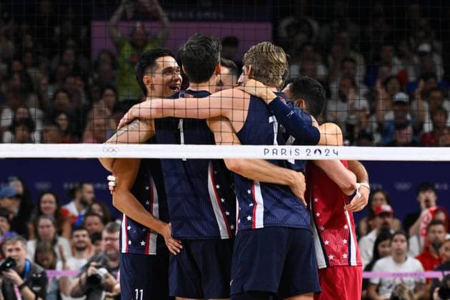 Semi finals - USA players celebrate during the 2024 Olympics Games match between Poland and United States at Arena Paris Sud on August 07, 2024 in Paris, France. ( Photo by federico pestellini DPPI Panoramic ) - JO 2024 : VOLLEY Pologne vs Etats Unis - Jeux Olympiques 2024 - Paris2024 - Paris - 07 08 2024 DPPI Panoramic 
