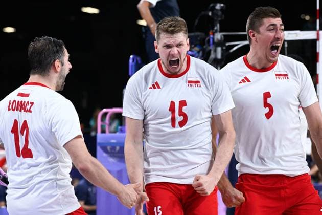 Semi finals - LOMACZ Grzegorz ( 12 - Poland ) , KOCHANOWSKI Jakub ( 15 - Poland ) and KACZMAREK Lukasz ( 5 - Poland ) celebrate during the 2024 Olympics Games match between Poland and United States at Arena Paris Sud on August 07, 2024 in Paris, France. ( Photo by federico pestellini DPPI Panoramic ) - JO 2024 : VOLLEY Pologne vs Etats Unis - Jeux Olympiques 2024 - Paris2024 - Paris - 07 08 2024 DPPI Panoramic 