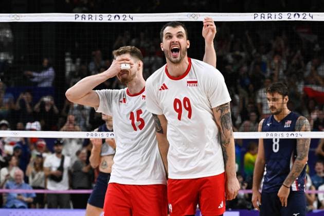 Semi finals - KOCHANOWSKI Jakub ( 15 - Poland ) and HUBER Norbert ( 99 - Poland ) celebrate their side s victory after the 2024 Olympics Games match between Poland and United States at Arena Paris Sud on August 07, 2024 in Paris, France. ( Photo by federico pestellini DPPI Panoramic ) - JO 2024 : VOLLEY Pologne vs Etats Unis - Jeux Olympiques 2024 - Paris2024 - Paris - 07 08 2024 DPPI Panoramic 