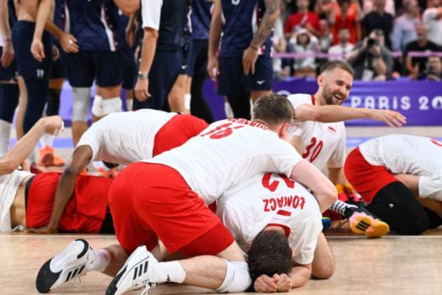 Semi finals - Poland players celebrate their side s victory after the 2024 Olympics Games match between Poland and United States at Arena Paris Sud on August 07, 2024 in Paris, France. ( Photo by federico pestellini DPPI Panoramic ) - JO 2024 : VOLLEY Pologne vs Etats Unis - Jeux Olympiques 2024 - Paris2024 - Paris - 07 08 2024 DPPI Panoramic 