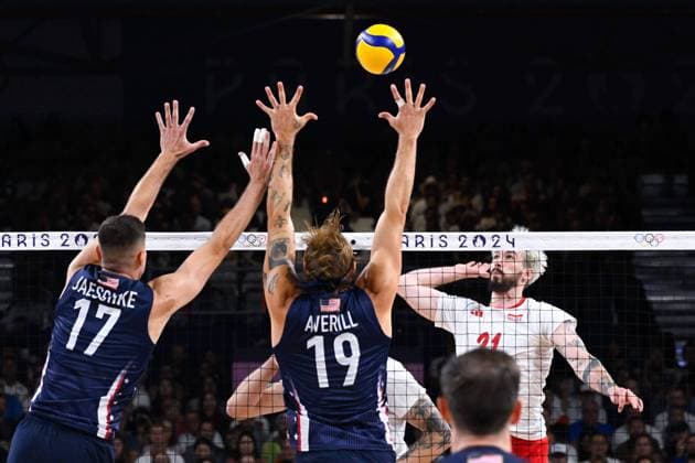 Semi finals - FORNAL Tomasz ( 21 - Poland ) , JAESCHKE Thomas ( 17 - USA ) and AVERILL Taylor ( 19 - USA ) during the 2024 Olympics Games match between Poland and United States at Arena Paris Sud on August 07, 2024 in Paris, France. ( Photo by federico pestellini DPPI Panoramic ) - JO 2024 : VOLLEY Pologne vs Etats Unis - Jeux Olympiques 2024 - Paris2024 - Paris - 07 08 2024 DPPI Panoramic 