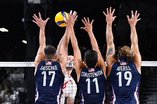 Semi finals - KUREK Bartosz ( 6 - Poland ) , JAESCHKE Thomas ( 17 - USA ) , DEFALCO Torey ( 11 - USA ) and AVERILL Taylor ( 19 - USA ) during the 2024 Olympics Games match between Poland and United States at Arena Paris Sud on August 07, 2024 in Paris, France. ( Photo by federico pestellini DPPI Panoramic ) - JO 2024 : VOLLEY Pologne vs Etats Unis - Jeux Olympiques 2024 - Paris2024 - Paris - 07 08 2024 DPPI Panoramic 