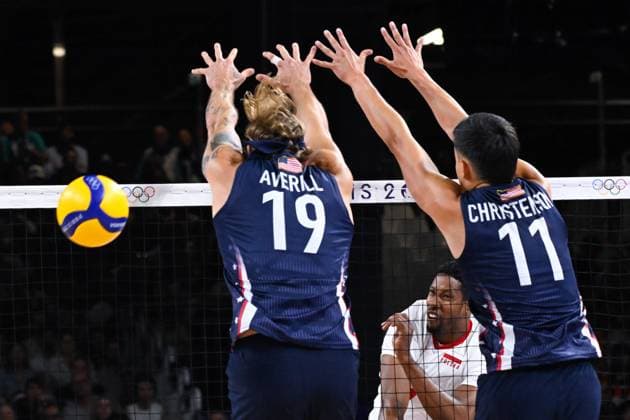 Semi finals - LEON VENERO Wilfredo ( 9 - Poland ) and AVERILL Taylor ( 19 - USA ) and DEFALCO Torey ( 11 - USA ) during the 2024 Olympics Games match between Poland and United States at Arena Paris Sud on August 07, 2024 in Paris, France. ( Photo by federico pestellini DPPI Panoramic ) - JO 2024 : VOLLEY Pologne vs Etats Unis - Jeux Olympiques 2024 - Paris2024 - Paris - 07 08 2024 DPPI Panoramic 