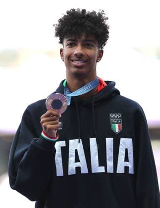 (240807) -- PARIS, Aug. 7, 2024 -- Bronze medalist Mattia Furlani of Italy reacts during the victory ceremony of the men s long jump of Athletics at the Paris 2024 Olympic Games, Olympische Spiele, Olympia, OS in Paris, France, Aug. 7, 2024. ) (PARIS2024) FRANCE-PARIS-OLY-ATHLETICS-LONG JUMP-MEN LixGang 
