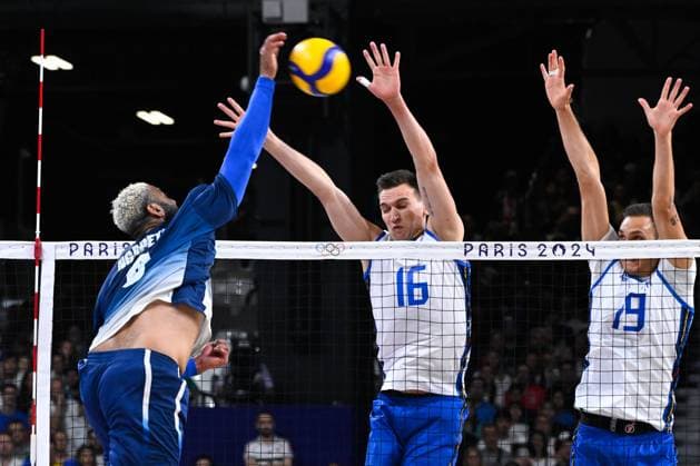 Semi finals - NGAPETH Earvin ( 9 - France ) and ROMANO Yuri ( 16 - Italy ) during the 2024 Olympics Games match between Italy and France at Arena Paris Sud on August 07, 2024 in Paris, France. ( Photo by federico pestellini DPPI Panoramic ) - JO 2024 : VOLLEY Italie vs France - Jeux Olympiques 2024 - Paris2024 - Paris - 07 08 2024 DPPI Panoramic 