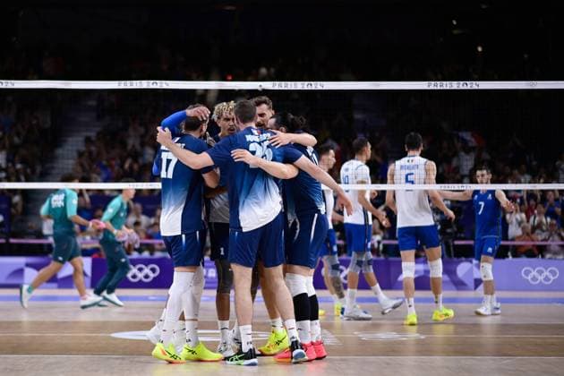 Semi finals - France players celebrate during the 2024 Olympics Games match between Italy and France at Arena Paris Sud on August 07, 2024 in Paris, France. ( Photo by federico pestellini DPPI Panoramic ) - JO 2024 : VOLLEY Italie vs France - Jeux Olympiques 2024 - Paris2024 - Paris - 07 08 2024 DPPI Panoramic 