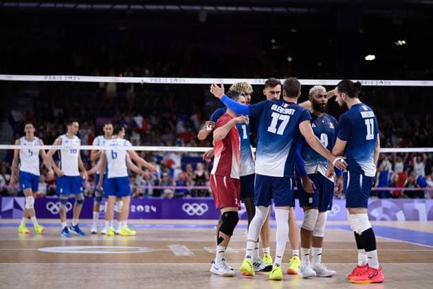 Semi finals - France players celebrate during the 2024 Olympics Games match between Italy and France at Arena Paris Sud on August 07, 2024 in Paris, France. ( Photo by federico pestellini DPPI Panoramic ) - JO 2024 : VOLLEY Italie vs France - Jeux Olympiques 2024 - Paris2024 - Paris - 07 08 2024 DPPI Panoramic 