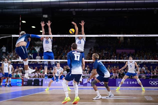 Semi finals - NGAPETH Earvin ( 9 - France ) , ROMANO Yuri ( 16 - Italy ) and RUSSO Roberto ( 19 - Italy ) during the 2024 Olympics Games match between Italy and France at Arena Paris Sud on August 07, 2024 in Paris, France. ( Photo by federico pestellini DPPI Panoramic ) - JO 2024 : VOLLEY Italie vs France - Jeux Olympiques 2024 - Paris2024 - Paris - 07 08 2024 DPPI Panoramic 