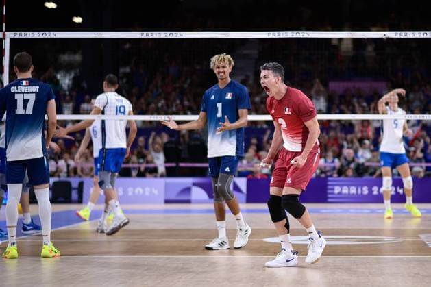 Semi finals - GREBENNIKOV Jenia ( 2 - France ) and France players celebrate during the 2024 Olympics Games match between Italy and France at Arena Paris Sud on August 07, 2024 in Paris, France. ( Photo by federico pestellini DPPI Panoramic ) - JO 2024 : VOLLEY Italie vs France - Jeux Olympiques 2024 - Paris2024 - Paris - 07 08 2024 DPPI Panoramic 