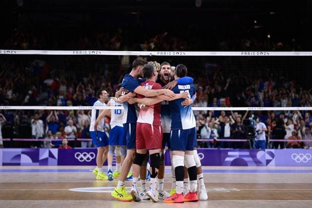 Semi finals - France players celebrate during the 2024 Olympics Games match between Italy and France at Arena Paris Sud on August 07, 2024 in Paris, France. ( Photo by federico pestellini DPPI Panoramic ) - JO 2024 : VOLLEY Italie vs France - Jeux Olympiques 2024 - Paris2024 - Paris - 07 08 2024 DPPI Panoramic 