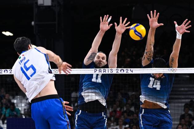 Semi finals - LAVIA Daniele ( 15 - Italy ) , BRIZARD Antoine ( 11 - France ) and Le GOFF Nicolas ( 14 - France ) during the 2024 Olympics Games match between Italy and France at Arena Paris Sud on August 07, 2024 in Paris, France. ( Photo by federico pestellini DPPI Panoramic ) - JO 2024 : VOLLEY Italie vs France - Jeux Olympiques 2024 - Paris2024 - Paris - 07 08 2024 DPPI Panoramic 