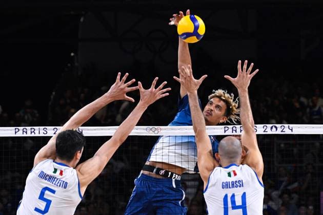 Semi finals - CHINENYEZE Barthelemy ( 1 - France ) , MICHIELETTO Alessandro ( 5 - Italy ) and GALASSI Gianluca ( 14 - Italy ) during the 2024 Olympics Games match between Italy and France at Arena Paris Sud on August 07, 2024 in Paris, France. ( Photo by federico pestellini DPPI Panoramic ) - JO 2024 : VOLLEY Italie vs France - Jeux Olympiques 2024 - Paris2024 - Paris - 07 08 2024 DPPI Panoramic 
