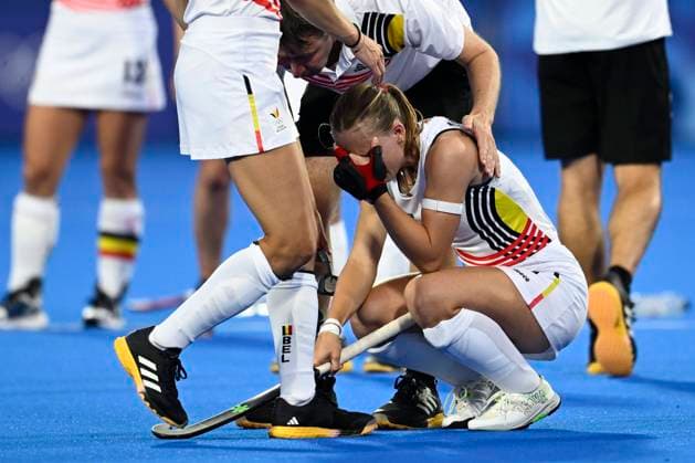 Sport Themen der Woche KW32 Sport Bilder des Tages Paris 2024 Olympic Games, Olympische Spiele, Olympia, OS - 07 08 2024 PARIS, FRANCE - AUGUST 07 : Ehren Raoul Hockey Head Coach of Team Belgium, Rasir Justine (BEL) Hockey - Team (Female) showing dejection and tears pictured during the Women s Hockey Semi Final match between Belgium and People s Republic of China on day 11 of the XXXIII Paris 2024 Summer Olympic Games on August 7, 2024 in Paris, France, 07 08 2024 Paris France  Copyright: xPeterxDexVoechtx