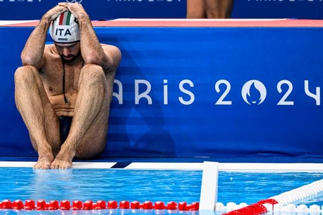 Sport Themen der Woche KW32 Sport Bilder des Tages Andrea Fondelli of Italy react after losing in the Water polo, Wasserball men match between team Italy (white caps) and team Hungary (blue caps) of the Paris 2024 Olympic Games, Olympische Spiele, Olympia, OS at La Defense Arena in Paris (France), August 07, 2024. Giorgio Scala