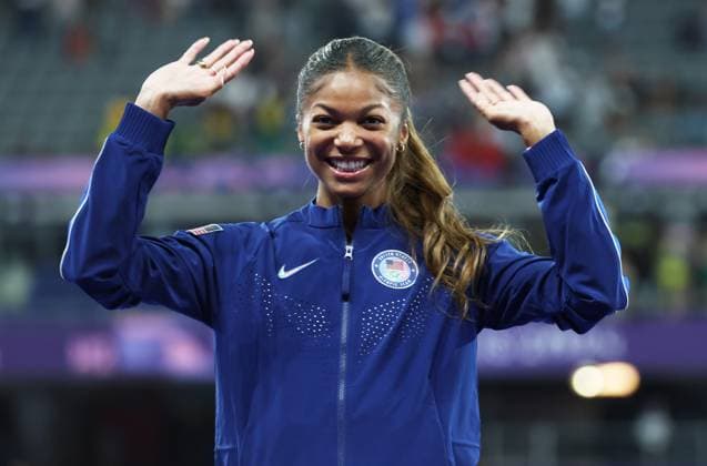 Women s 200m Final gold medalist Gabriella Thomas of the U.S. poses on the podium during the Paris 2024 Olympic Games, Olympische Spiele, Olympia, OS Athletics competition at the Stade de France in Paris, France, on Wednesday, August 7, 2024.  OLY202408071796 HUGOxPHILPOTT