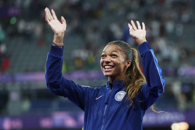 Women s 200m Final gold medalist Gabriella Thomas of the U.S. poses on the podium during the Paris 2024 Olympic Games, Olympische Spiele, Olympia, OS Athletics competition at the Stade de France in Paris, France, on Wednesday, August 7, 2024.  OLY202408071797 HUGOxPHILPOTT