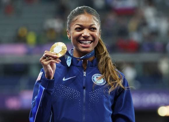 Women s 200m Final gold medalist Gabriella Thomas of the U.S. poses on the podium during the Paris 2024 Olympic Games, Olympische Spiele, Olympia, OS Athletics competition at the Stade de France in Paris, France, on Wednesday, August 7, 2024.  OLY202408071798 HUGOxPHILPOTT