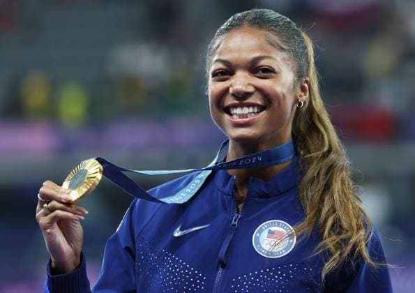 Women s 200m Final gold medalist Gabriella Thomas of the U.S. poses on the podium during the Paris 2024 Olympic Games, Olympische Spiele, Olympia, OS Athletics competition at the Stade de France in Paris, France, on Wednesday, August 7, 2024.  OLY202408071799 HUGOxPHILPOTT