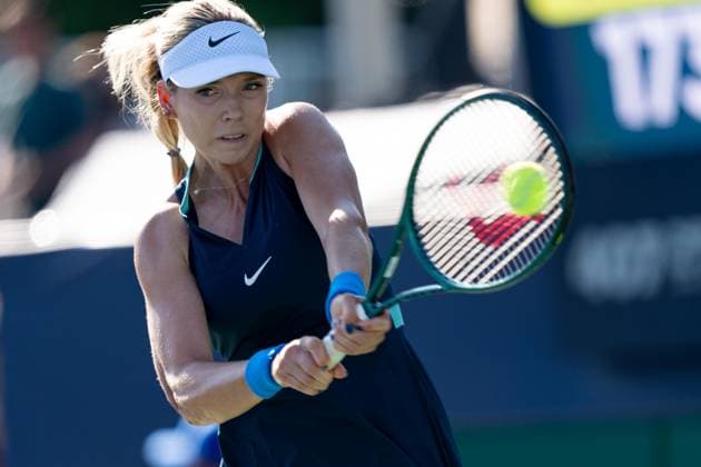 TORONTO, ON - AUGUST 07: Katie Boulter of Great Britain hits a shot during her first round match of the National Bank Open, part of the WTA, Tennis Damen Tour, at Sobeys Stadium on August 7, 2024 in Toronto, Canada. (Photo by Julian Avram Icon Sportswire) TENNIS: AUG 07 National Bank Open EDITORIAL USE ONLY Icon2408070326