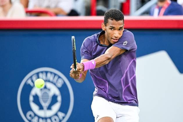MONTREAL, QC - AUGUST 07: Felix Auger-Aliassime (CAN) returns the ball during a first round match at ATP, Tennis Herren National Bank Open on August 07, 2024 at IGA Stadium in Montreal, QC (Photo by David Kirouac Icon Sportswire) TENNIS: AUG 07 National Bank Open EDITORIAL USE ONLY Icon240807089