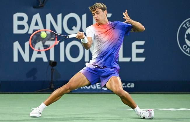 August 7, 2024, Montreal, Pq, Canada: Flavio Cobolli of Italy plays a shot to Felix Auger-Aliassime of Canada during their first round match at the National Bank Open tennis tournament in Montreal, Wednesday, August 7, 2024. Flavio Cobolli, Félix Auger-Aliassime,  - ZUMAc35_ 20240807_zaf_c35_253 Copyright: xGrahamxHughesx