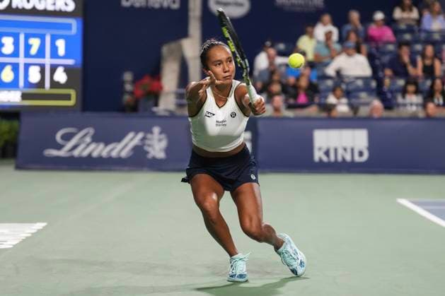 August 7, 2024, Toronto, On, CAN: Canada s Leylah Fernandez hits a return to Japan s Nao Hibino at the National Bank Open in Toronto on Wednesday, August 7, 2024. Leylah Fernandez  - ZUMAc35_ 20240807_zaf_c35_272 Copyright: xChrisxYoungx