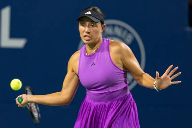 TORONTO, ON - AUGUST 07: Jessica Pegula of the United States hits a shot during her first round match of the National Bank Open, part of the WTA, Tennis Damen Tour, at Sobeys Stadium on August 7, 2024 in Toronto, Canada. (Photo by Julian Avram Icon Sportswire) TENNIS: AUG 07 National Bank Open EDITORIAL USE ONLY Icon2408070434