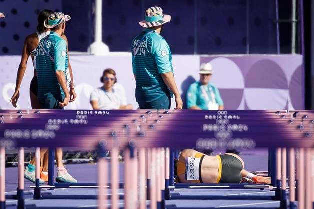 Bilder des Jahres 2024, Sport 08 August Sport Themen der Woche KW32 Sport Bilder des Tages Olympische Spiele (Leichtathletik); Paris, 08.08.2024 Sophie Weißenberg (TSV Bayer 04 Leverkusen GER) verletzt sich beim Aufwärmen zum 100m-Hürdenlauf; Olympische Spiele (Leichtathletik) am 08.08.2024 im Stade de France in Paris (Frankreich). *** Olympic Games Athletics Paris, 08 08 2024 Sophie Weißenberg TSV Bayer 04 Leverkusen GER injured while warming up for the 100m hurdles Olympic Games Athletics on 08 08 2024 at the Stade de France in Paris France Copyright: xBEAUTIFULxSPORTS AxelxKohringx