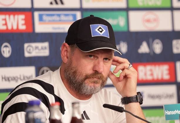 Head coach Steffen Baumgart HSV Fussball, Herren, Saison 2024 2025, 2 BL, Volksparkstadion, Hamburger SV, Spieltags PK DFL REGULATIONS PROHIBIT ANY USE OF PHOTOGRAPHS AS IMAGE SEQUENCES AND OR QUASI VIDEO