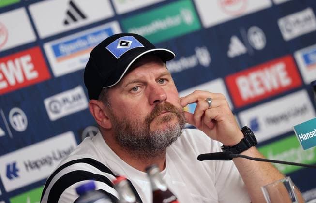 Head coach Steffen Baumgart HSV Fussball, Herren, Saison 2024 2025, 2 BL, Volksparkstadion, Hamburger SV, Spieltags PK DFL REGULATIONS PROHIBIT ANY USE OF PHOTOGRAPHS AS IMAGE SEQUENCES AND OR QUASI VIDEO