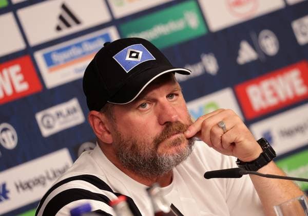 Head coach Steffen Baumgart HSV Fussball, Herren, Saison 2024 2025, 2 BL, Volksparkstadion, Hamburger SV, Spieltags PK DFL REGULATIONS PROHIBIT ANY USE OF PHOTOGRAPHS AS IMAGE SEQUENCES AND OR QUASI VIDEO