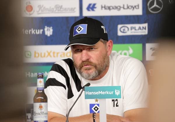 Head coach Steffen Baumgart HSV Fussball, Herren, Saison 2024 2025, 2 BL, Volksparkstadion, Hamburger SV, Spieltags PK DFL REGULATIONS PROHIBIT ANY USE OF PHOTOGRAPHS AS IMAGE SEQUENCES AND OR QUASI VIDEO