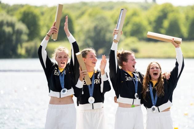 Bilder des Jahres 2024, Sport 08 August Sport Themen der Woche KW32 Sport Bilder des Tages PASZEK Paulina, HAKE Jule Marie, JAGSCH Pauline, BRUESSLER Sarah (Deutschland, Kajak Vierer Damen, 500 Meter) jubeln auf dem Podium bei der Siegerehrung ueber Platz 2 und die Silber Medaille, FRA, Olympische Spiele Paris 2024, Kanu Sprint, 08.08.2024 FRA, Olympische Spiele Paris 2024, Kanu Sprint, 08.08.2024 Vaires sur Marne *** PASZEK Paulina, HAKE Jule Marie, JAGSCH Pauline, BRUESSLER Sarah Germany, womens kayak foursome, 500 meters cheering on the podium at the award ceremony for second place and the silver medal, FRA, Olympic Games Paris 2024, Canoe Sprint, 08 08 2024 FRA, Olympic Games Paris 2024, Canoe Sprint, 08 08 2024 Vaires sur Marne Copyright: xEibner-Pressefoto Memmlerx EP_MMR