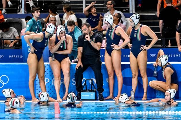Cosimino Di Cecca talks to the team during a time out of the Water polo, Wasserball women match between team Italy (white caps) and team Canada (blue caps) of the Paris 2024 Olympic Games, Olympische Spiele, Olympia, OS at La Defense Arena in Paris (France), August 08, 2024. Giorgio Scala