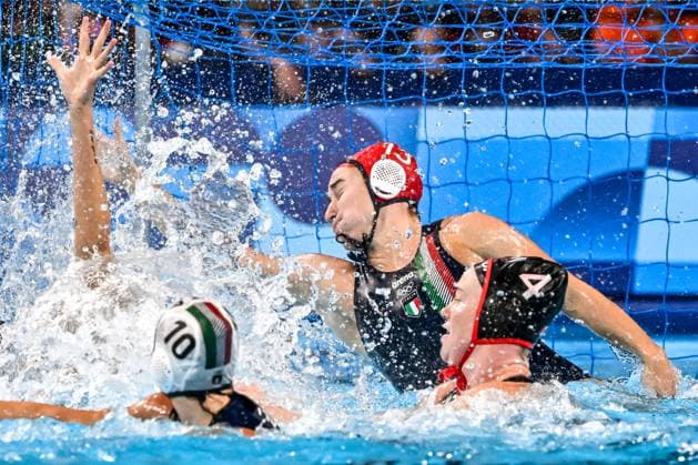 Caterina Banchelli of Italy during the Water polo, Wasserball women match between team Italy (white caps) and team Canada (blue caps) of the Paris 2024 Olympic Games, Olympische Spiele, Olympia, OS at La Defense Arena in Paris (France), August 08, 2024. Giorgio Scala