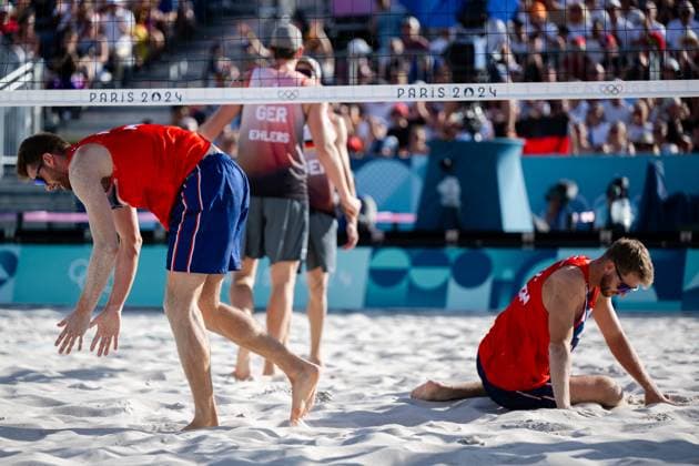 240808 Anders Mol and Christian Sorum of Norway look dejected in a men s beach volleyball semifinal match between Germany and Norway during day 13 of the Paris 2024 Olympics on August 8, 2024 in Paris Photo Jon Olav Nesvold BILDBYRAN COP 217 JE0103 beachvolleyboll beach volleyball sandvolleyball paris 2024 olympics day 13 germany norway bbeng depp  Copyright: JONxOLAVxNESVOLD BB240808JE055