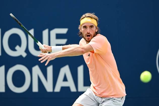 Sport Bilder des Tages MONTREAL, QC - AUGUST 08: Stefanos Tsitsipas (GRE) returns the ball during a second round match at ATP, Tennis Herren National Bank Open on August 08, 2024 at IGA Stadium in Montreal, QC (Photo by David Kirouac Icon Sportswire) TENNIS: AUG 08 National Bank Open EDITORIAL USE ONLY Icon240808013