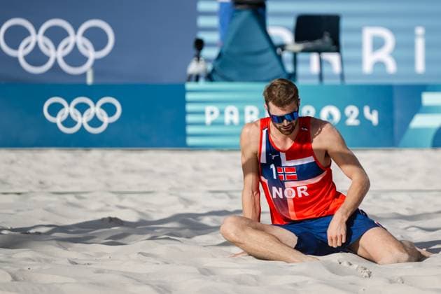 240808 Anders Mol of Norway looks dejected in a men s beach volleyball semifinal match between Germany and Norway during day 13 of the Paris 2024 Olympics on August 8, 2024 in Paris Photo Jon Olav Nesvold BILDBYRAN COP 217 JE0103 beachvolleyboll beach volleyball sandvolleyball paris 2024 olympics day 13 germany norway bbeng depp  Copyright: JONxOLAVxNESVOLD BB240808JE065
